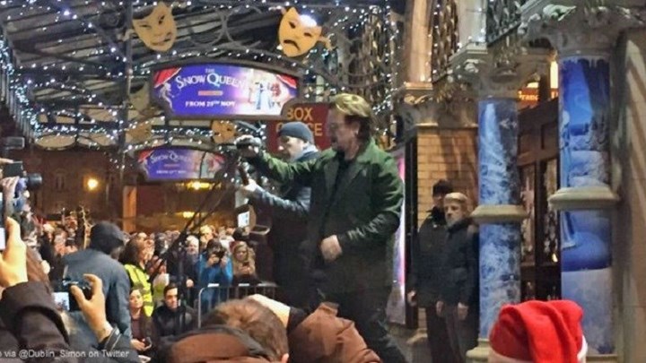 Οι U2 τραγούδησαν για τους άστεγους στους δρόμους του Δουβλίνου – ΒΙΝΤΕΟ