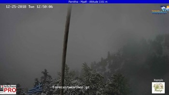 Χιονίζει στην Πάρνηθα – Με αλυσίδες η κυκλοφορία – ΦΩΤΟ – ΒΙΝΤΕΟ