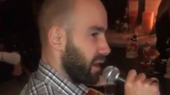 O Σπανούλης τραγουδάει Φρανκ Σινάτρα και αποθεώνεται – ΒΙΝΤΕΟ