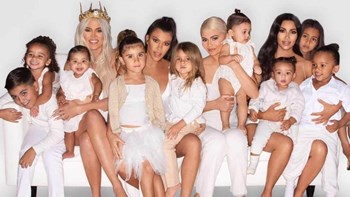 Αυτή είναι η χριστουγεννιάτικη κάρτα των Καρντάσιαν – Ηχηρές οι απουσίες της Κένταλ και της Κρις Τζένερ – BINTEO