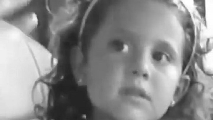 Αναγνωρίζετε το κοριτσάκι της φωτογραφίας; – Σήμερα είναι πασίγνωστη τραγουδίστρια