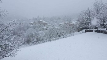 Ψυχρό μέτωπο σαρώνει τη χώρα – Χιονόνερο και χιονοπτώσεις – ΒΙΝΤΕΟ