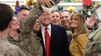 Επίσκεψη – έκπληξη του Ντόναλντ Τραμπ και της Μελάνια στο Ιράκ – ΦΩΤΟ