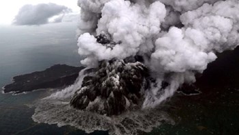 Αναδρομολογούνται όλες οι πτήσεις για να μην κινδυνεύσουν αεροσκάφη από την ηφαιστειακή τέφρα που εκλύεται από το Άνακ Κρακατάου
