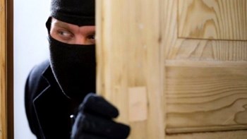 Έκαναν “τσακωτό” τον κλέφτη μέσα στο σπίτι – Οι γείτονες τον αντιλήφθηκαν