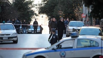 Βγήκε από το νοσοκομείο ο νεωκόρος που τραυματίστηκε από την έκρηξη στο Κολωνάκι – ΒΙΝΤΕΟ