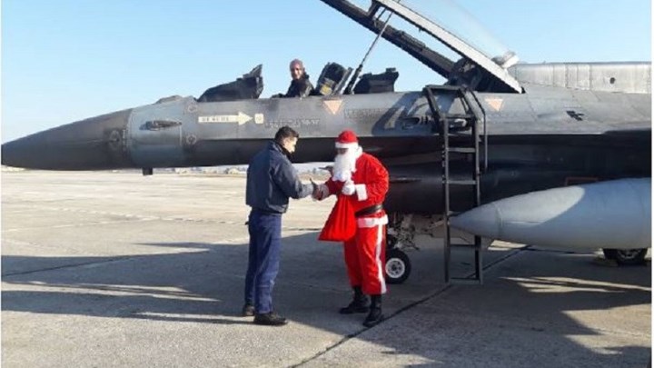 Ο Άγιος Βασίλης προσγειώθηκε στη Λάρισα… με F-16 – ΦΩΤΟ