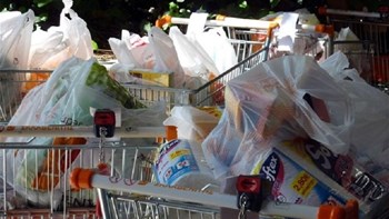 Υπερδιπλασιάζεται η τιμή της πλαστικής σακούλας από το νέο έτος