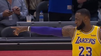 Στα «πιτς» για αρκετούς αγώνες ο Λεμπρόν