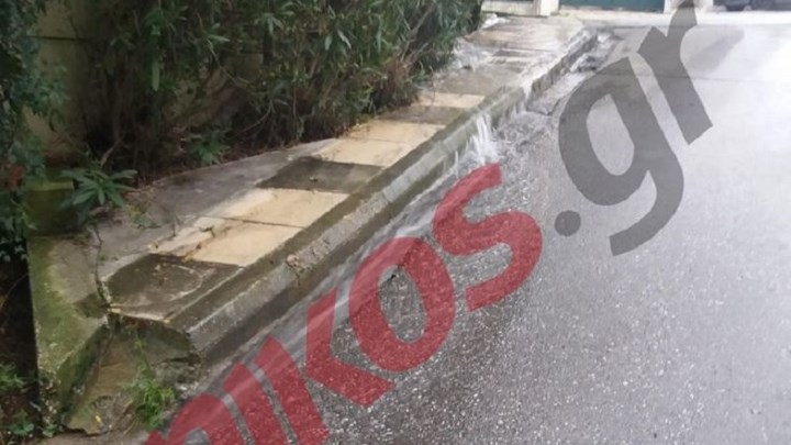 Έσπασε σωλήνας νερού στη Νέα Πεντέλη – Πλημμύρισαν οι δρόμοι – ΦΩΤΟ αναγνώστη