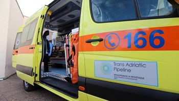 Σοκ στη Λάρισα – Γυναίκα προσπάθησε να αυτοκτονήσει πίνοντας βενζίνη μπροστά στο παιδί της