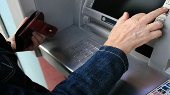 Τι πρέπει να προσέχετε όταν κάνετε ανάληψη από ATM – Οι συμβουλές της ΕΛ.ΑΣ.
