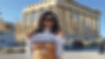 Αυτή είναι η πορνοστάρ που πόζαρε γυμνόστηθη στην Ακρόπολη και προκάλεσε σάλο – ΦΩΤΟ