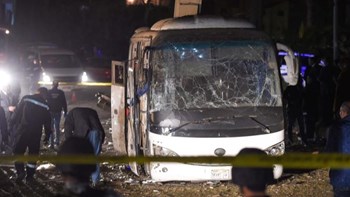 Ανεβαίνει ο απολογισμός των νεκρών από την επίθεση σε τουριστικό λεωφορείο στην Αίγυπτο