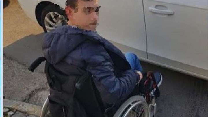 Προκαλεί μόνο ντροπή: Ανήλικος σε αναπηρικό αμαξίδιο περίμενε επί 45 λεπτά σε μπλοκαρισμένη διάβαση