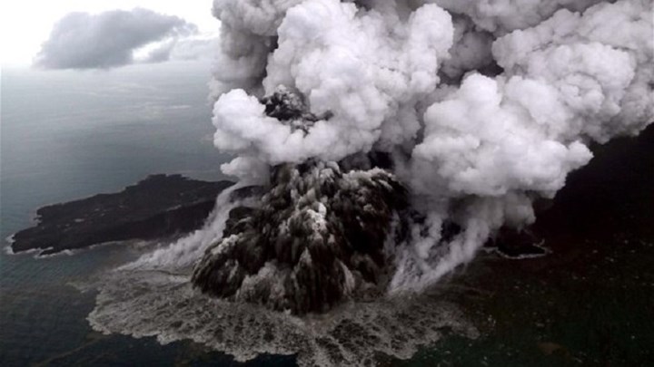 Το ηφαίστειο Κρακατόα στην Ινδονησία… κόντυνε 228 μέτρα μετά την έκρηξή του
