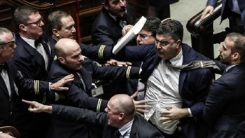 Μία… ωραία ατμόσφαιρα στην ιταλική βουλή: Άναψαν τα αίματα στη συζήτηση για τον προϋπολογισμό -ΦΩΤΟ-ΒΙΝΤΕΟ