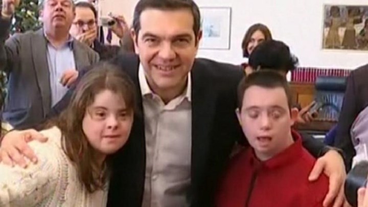 Είπαν τα κάλαντα στον Πρωθυπουργό – Τι ζήτησε ο Αλέξης Τσίπρας από τα παιδιά – ΒΙΝΤΕΟ