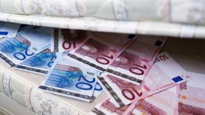 Σε στρώματα και σεντούκια έχουν ακόμη 32 δισ. ευρώ οι Έλληνες