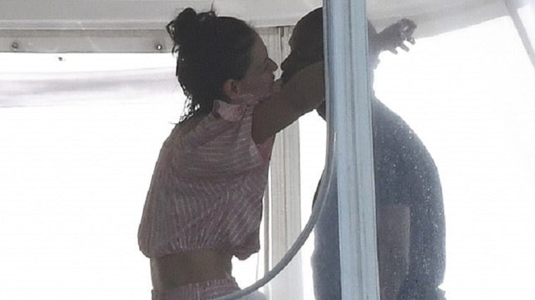 Καυτά φιλιά για την πρώην του Τομ Κρουζ – ΦΩΤΟ