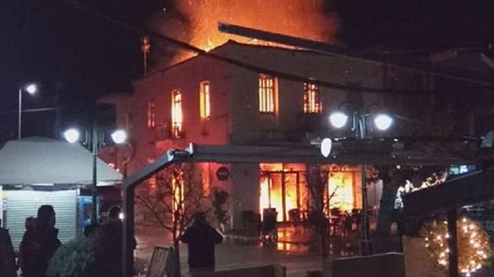 Στις φλόγες παραδόθηκε σπίτι και καφενείο στη Γαστούνη- ΦΩΤΟ – ΒΙΝΤΕΟ