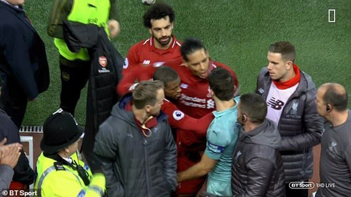 Θερμό επεισόδιο ανάμεσα σε Παπασταθόπουλο και Σαλάχ, Φαν Ντάικ – ΒΙΝΤΕΟ