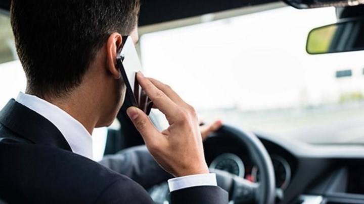 Αδιόρθωτοι οι Έλληνες οδηγοί: 646 κλήσεις σε μία εβδομάδα για χρήση κινητού