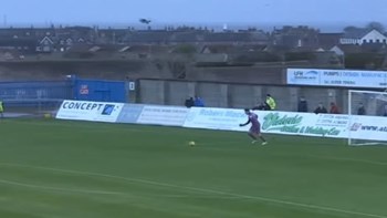 Τερματοφύλακας πετυχαίνει…γλάρο και…πέφτει το γήπεδο από τα γέλια – ΒΙΝΤΕΟ