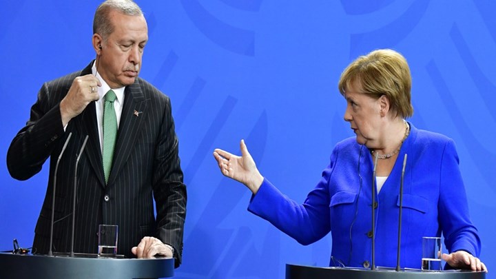 «Αυτοσυγκράτηση» συνιστά η Μέρκελ στον Ερντογάν αναφορικά με τη Συρία