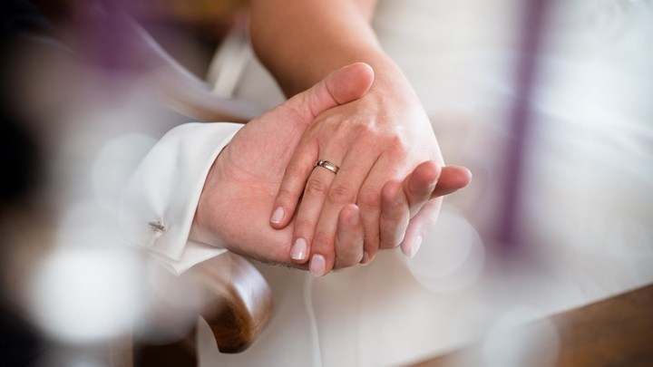 Προίκα δίνουν οι δήμοι σε φτωχά κορίτσια – Επιδόματα γάμου από κληροδοτήματα με όρους