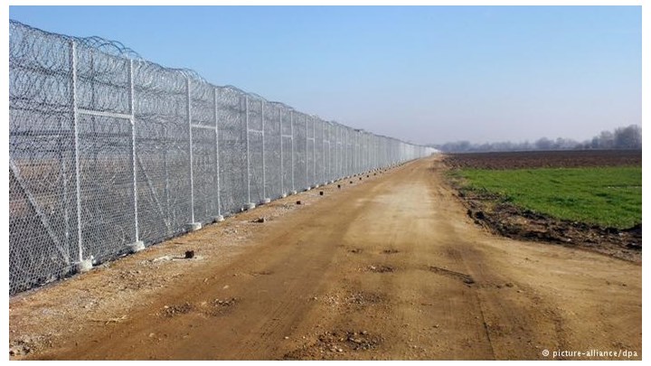 Καταγγελίες – σοκ στο Spiegel: Οι Έλληνες στέλνουν με τα εσώρουχα πρόσφυγες πίσω στην Τουρκία