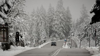 Στον κλοιό του “Ραφαήλ” ολόκληρη η χώρα – Χιονίζει στην Πάρνηθα – Πού χρειάζονται αλυσίδες – ΦΩΤΟ – ΒΙΝΤΕΟ