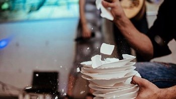 Το σπάσιμο των πιάτων κρίση δεν γνωρίζει