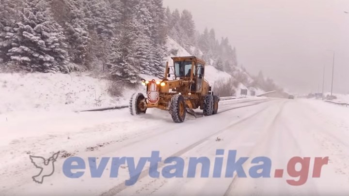 Στα λευκά “ντύθηκε” η Ευρυτανία – ΒΙΝΤΕΟ