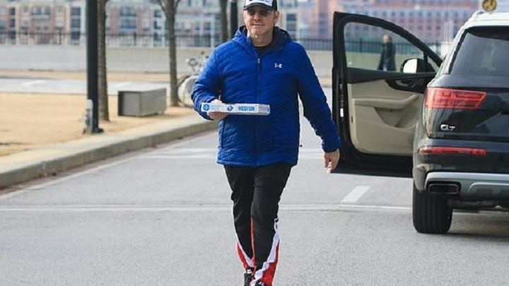 Οι παπαράτσι “καταδιώκουν” τον Κέβιν Σπέισι κι εκείνος απαντά με… πίτσες – ΒΙΝΤΕΟ