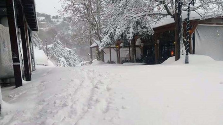 Πρωτοχρονιά με χιόνι σε Ελασσόνα, Φάρσαλα και Κίσσαβο – ΦΩΤΟ – ΒΙΝΤΕΟ