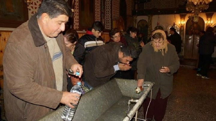 Τα Πρωτοχρονιάτικα έθιμα στη Μυτιλήνη – Η “ξεχασμένη” μεταφορά “αμίλητου” νερού