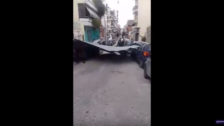 Σώθηκαν από θαύμα – Σιδηροκατασκευή ξεκόλλησε από θυελλώδεις ανέμους κι έπεσε σε Ι.Χ – ΒΙΝΤΕΟ