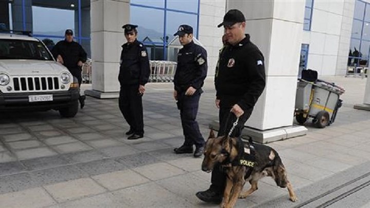 Die Welt: Πρόσφυγες με πλαστά έγγραφα διακινούνται από ελληνικά αεροδρόμια