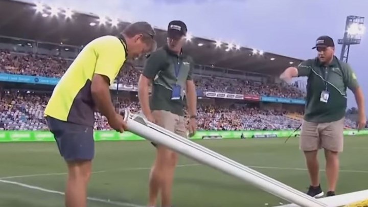 Διεκόπη αγώνας γιατί ποδοσφαιριστής… έσπασε το δοκάρι – ΒΙΝΤΕΟ