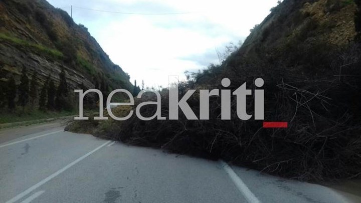 Κακοκαιρία στην Κρήτη- Τμήμα βουνού κατέρρευσε σε δρόμο – ΦΩΤΟ