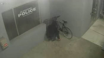 Θρασύτατος ληστής επιχείρησε να κλέψει ποδήλατο έξω από αστυνομικό τμήμα – ΒΙΝΤΕΟ