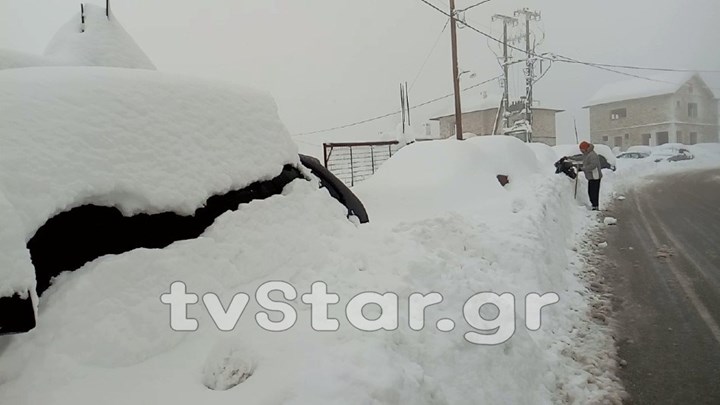 Δείτε εντυπωσιακές εικόνες από την Αγόριανη- Το χιόνι σκέπασε τα αυτοκίνητα-ΒΙΝΤΕΟ