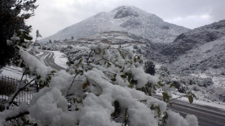 Επελαύνει η “Σοφία” – Ποιοι δρόμοι έκλεισαν στην Αττική λόγω χιονόπτωσης
