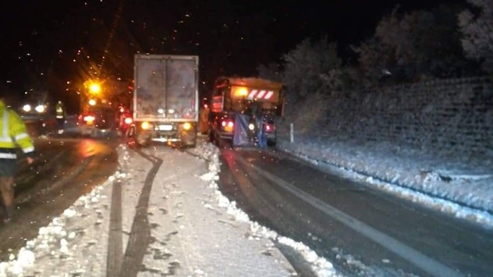 Έντονη χιονόπτωση στην Εγνατία – “Κόλλησε” νταλίκα στο ρεύμα προς Ηγουμενίτσα