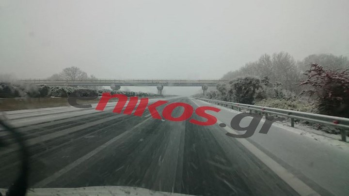 Πυκνή χιονόπτωση στην Εθνική οδό έξω από την Κατερίνη- ΒΙΝΤΕΟ- ΦΩΤΟ Αναγνώστη