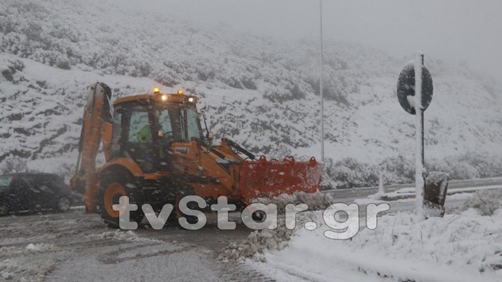 Απαγορεύθηκε η κυκλοφορία των φορτηγών στο οδικό δίκτυο της Φθιώτιδας – Με αλυσίδες τα αυτοκίνητα – ΦΩΤΟ