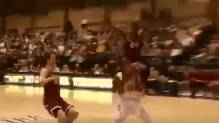 Έτρεξε για τάπα και χτύπησε το κεφάλι του στη μπασκέτα – ΒΙΝΤΕΟ