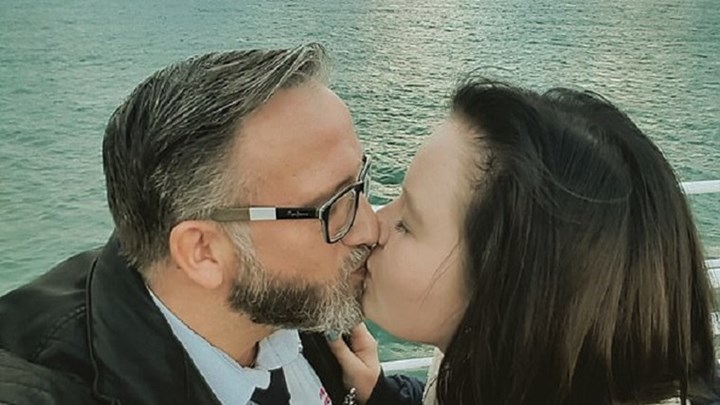 Κεραυνοβόλος έρωτας για 40χρονο οδηγό λεωφορείου με μία 17χρονη – ΦΩΤΟ