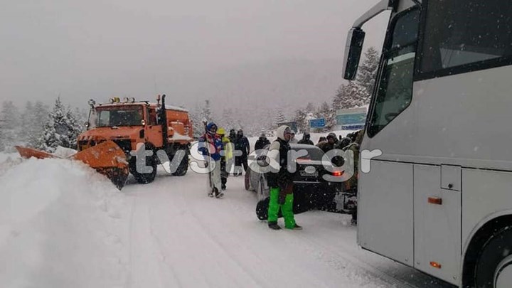 Λεωφορείο εξετράπη της πορείας του στον Παρνασσό – ΦΩΤΟ